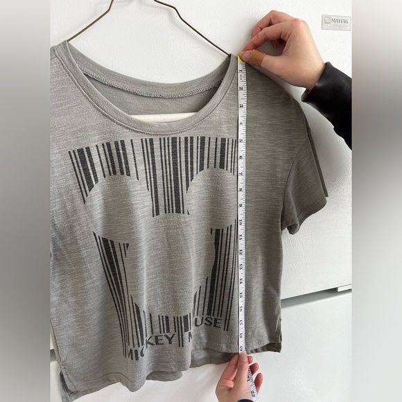 Women’s Gray Cropped Mickey Mouse Disney T-Shirt! - Picture 5 of 6